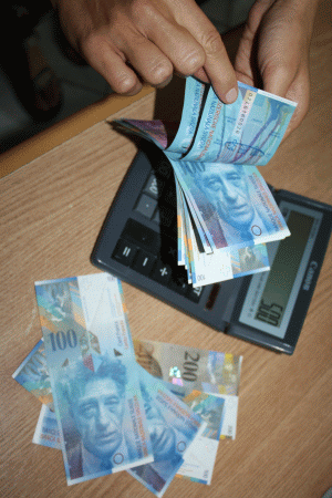 "Situaţia împrumutaţilor în CHF este în atenţia Comisiei de buget din Cameră"